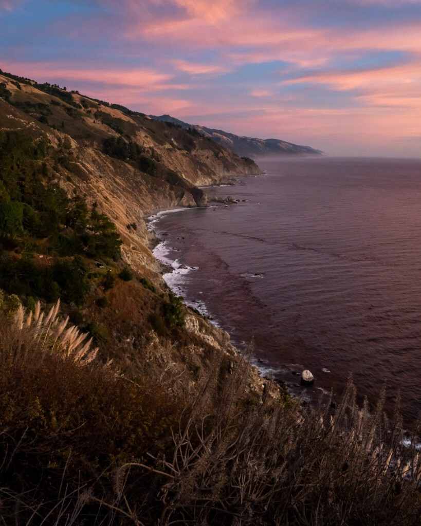 Kust van Big Sur bij zonsondergang